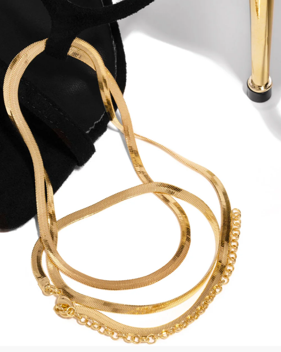 Adrienne – Złote detale – Szpilki z łańcuszkiem na kostce