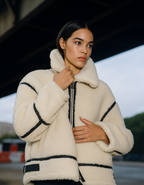 Alvarine – Kontrastowe wykończenia – Kurtka ze sztucznym futrem