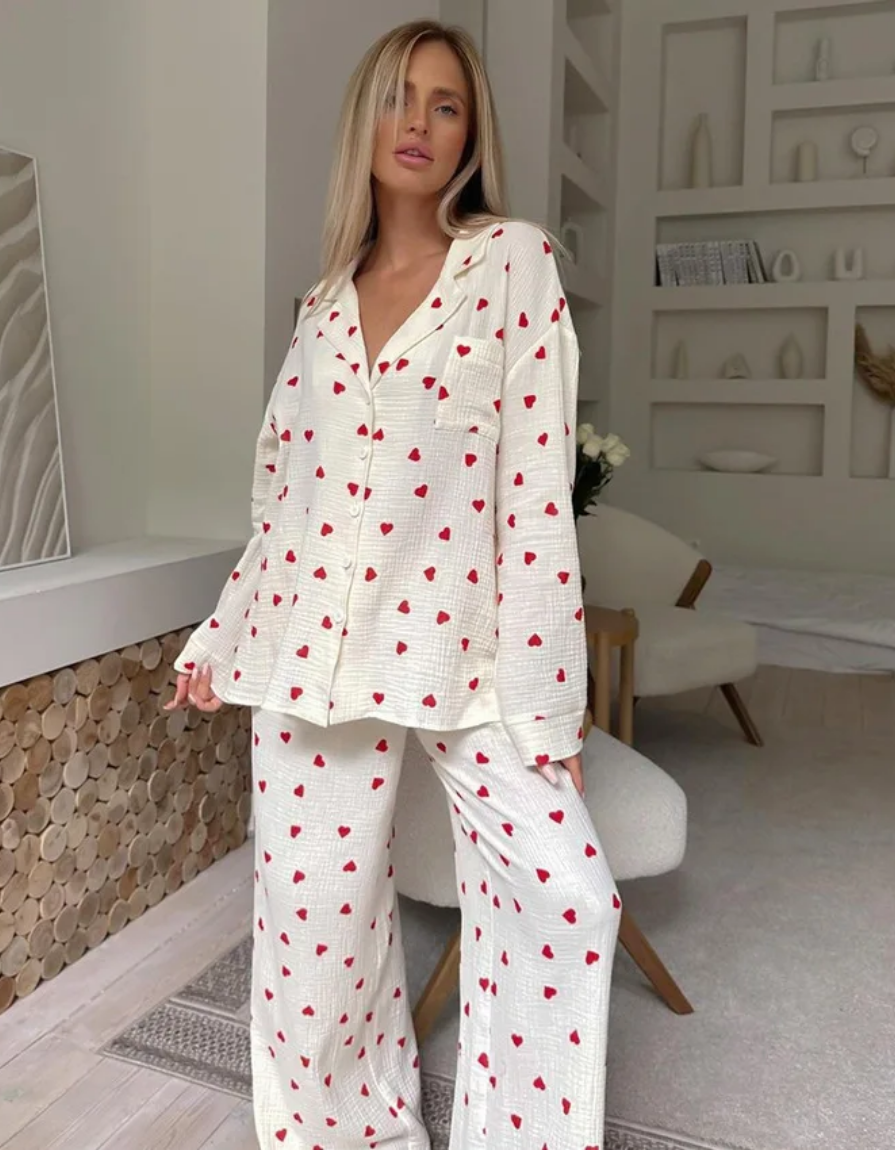 Amarie – Nadruk w serduszka – Zestaw piżamowy