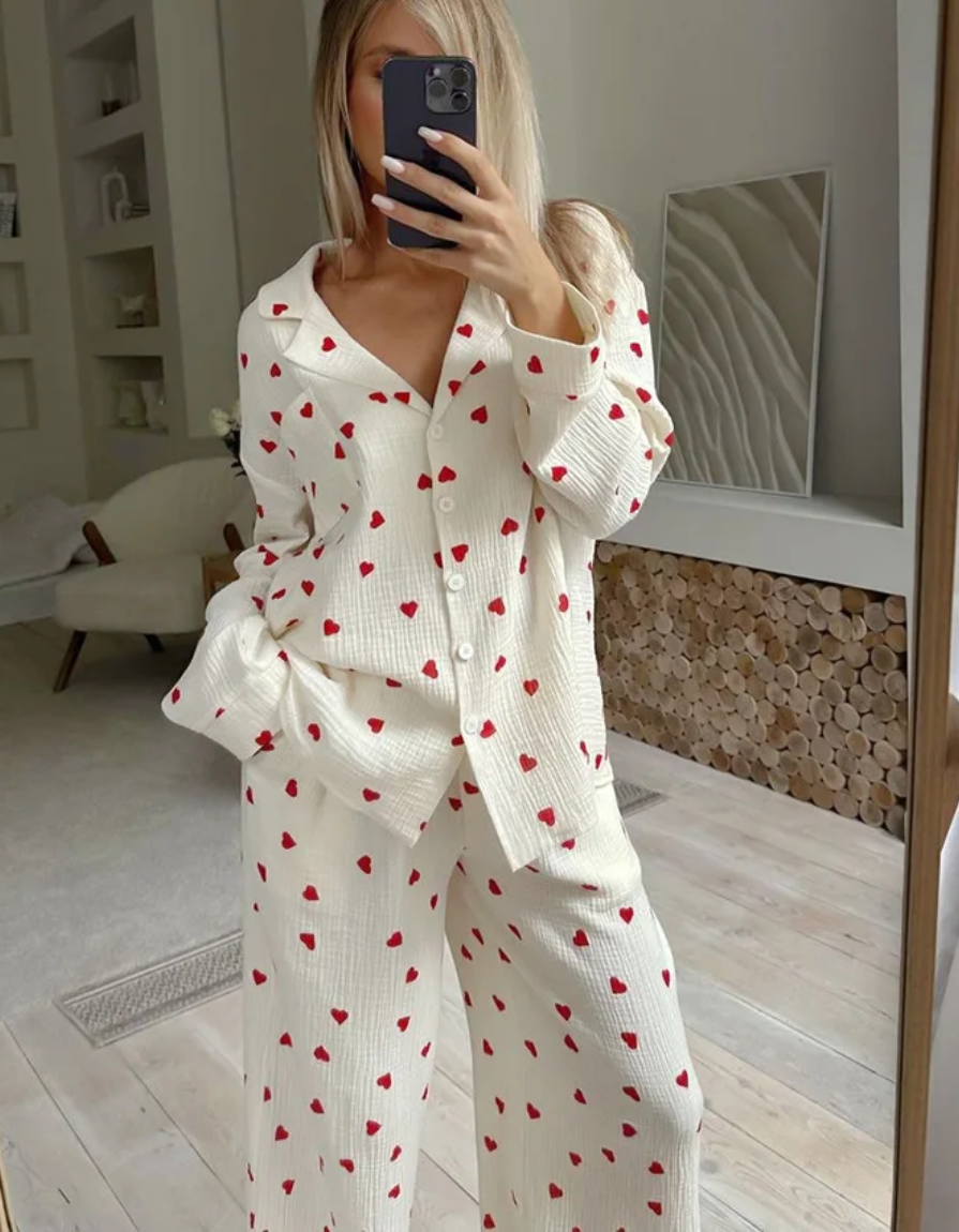 Amarie – Nadruk w serduszka – Zestaw piżamowy