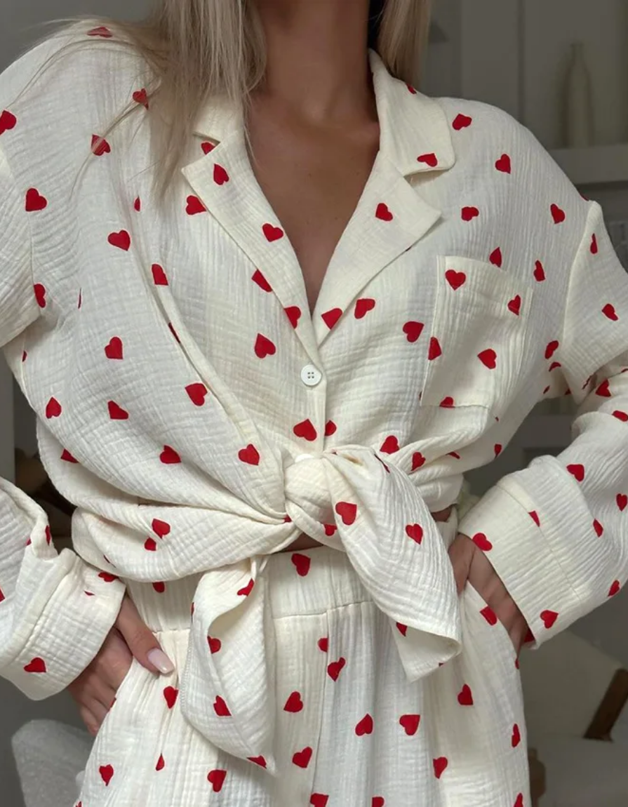 Amarie – Nadruk w serduszka – Zestaw piżamowy