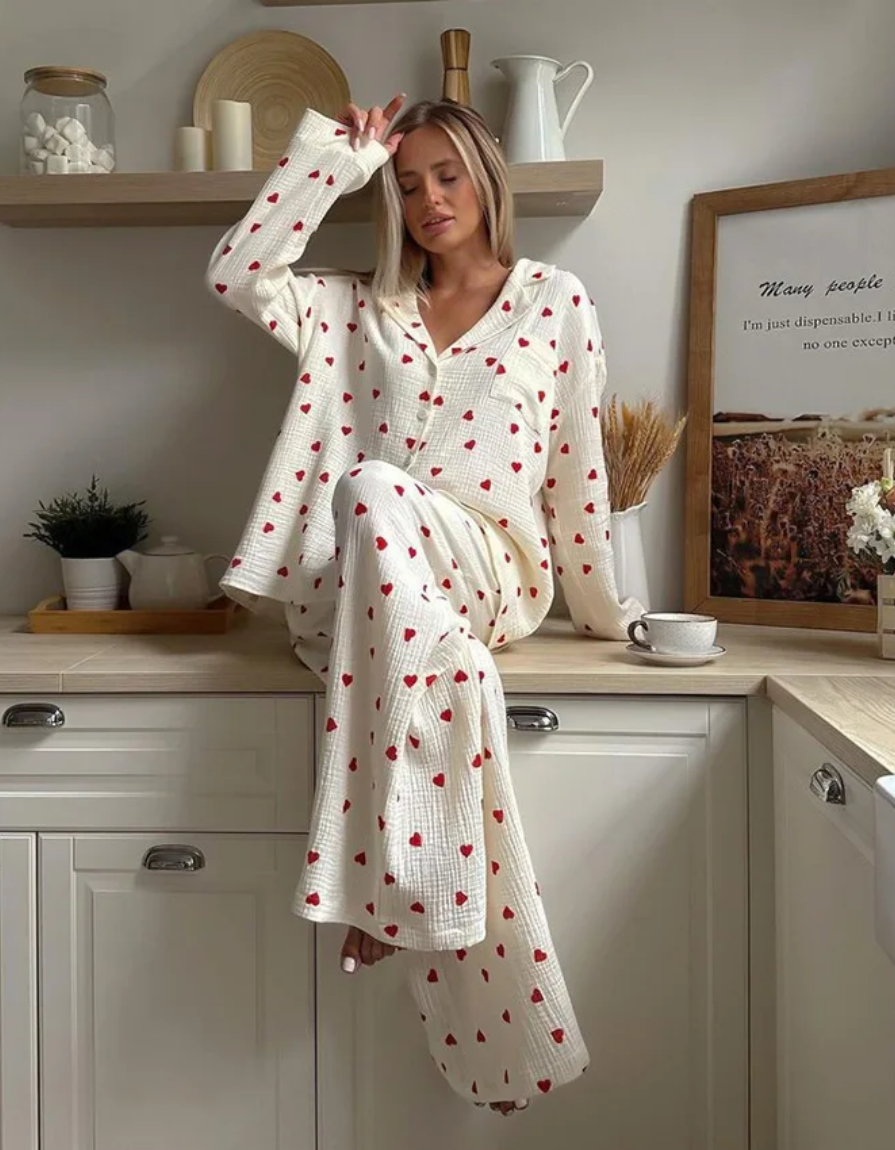 Amarie – Nadruk w serduszka – Zestaw piżamowy