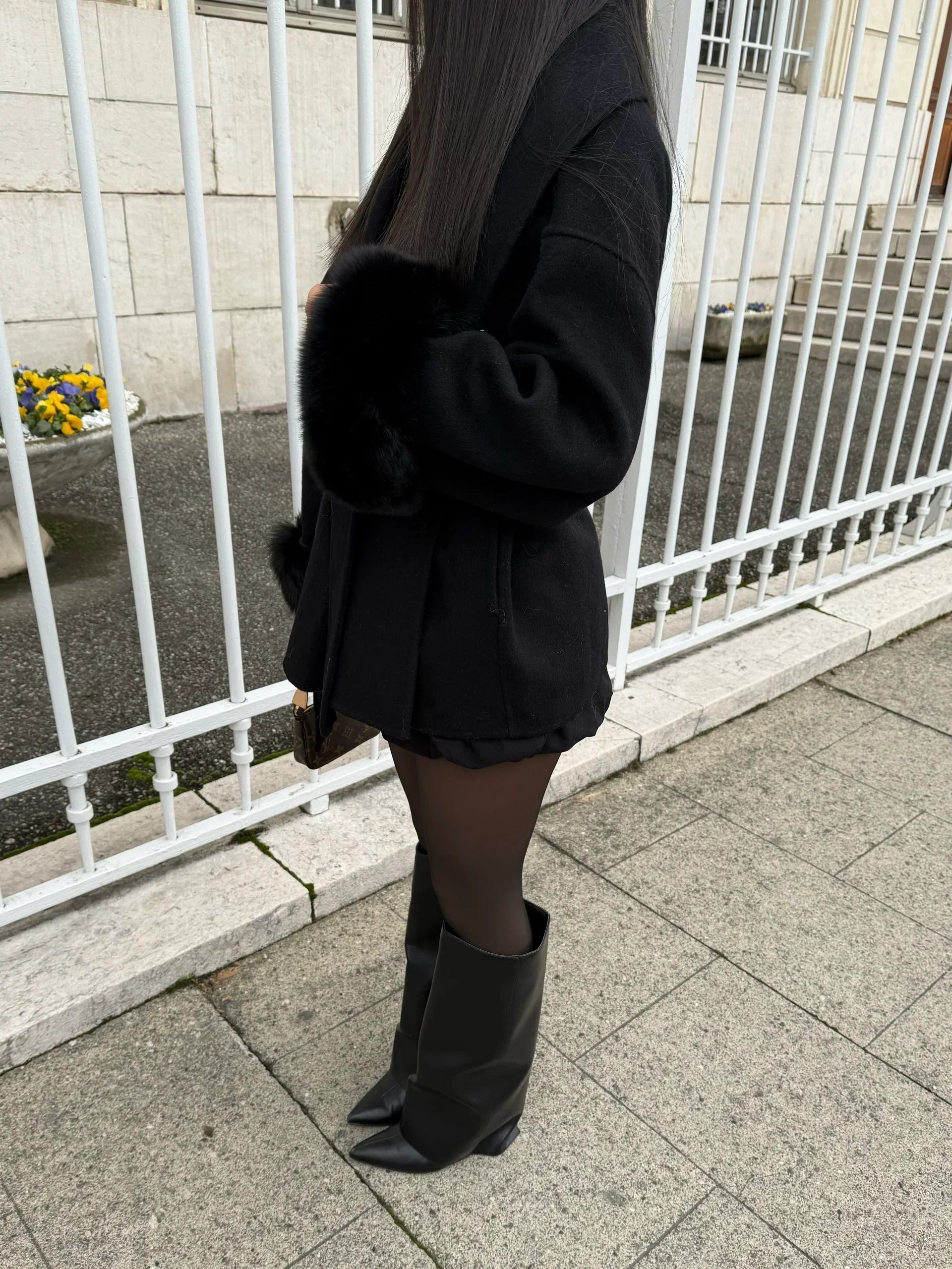 Bellavène – Elegancka sylwetka – Płaszcz z paskiem i imitacją futra