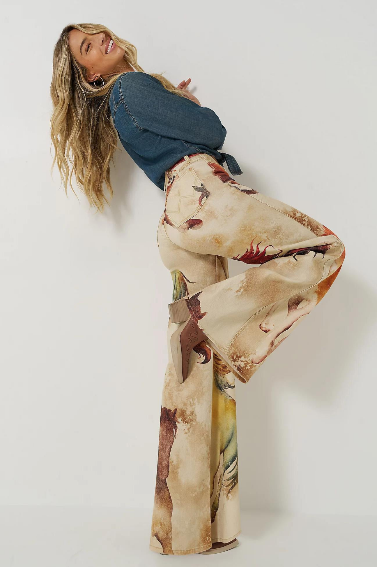 Calila – Motyw dzikiego konia – Rozszerzane spodnie jeansowe