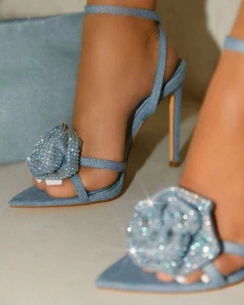 Flavie – Ozdoba kwiatowa – Jeansowe szpilki z różą