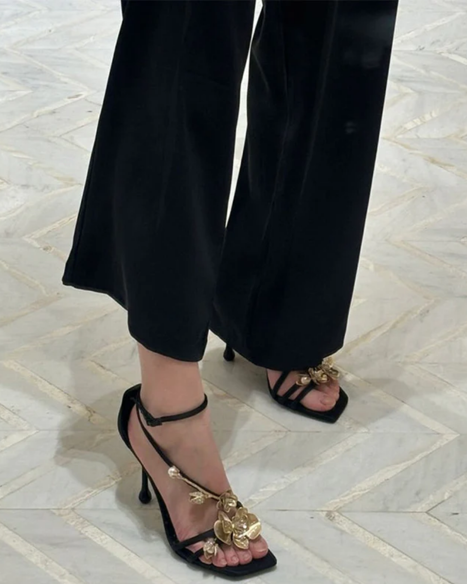 Gabby –Konstrukcja paska T – Szpilki z ozdobnymi storczykami