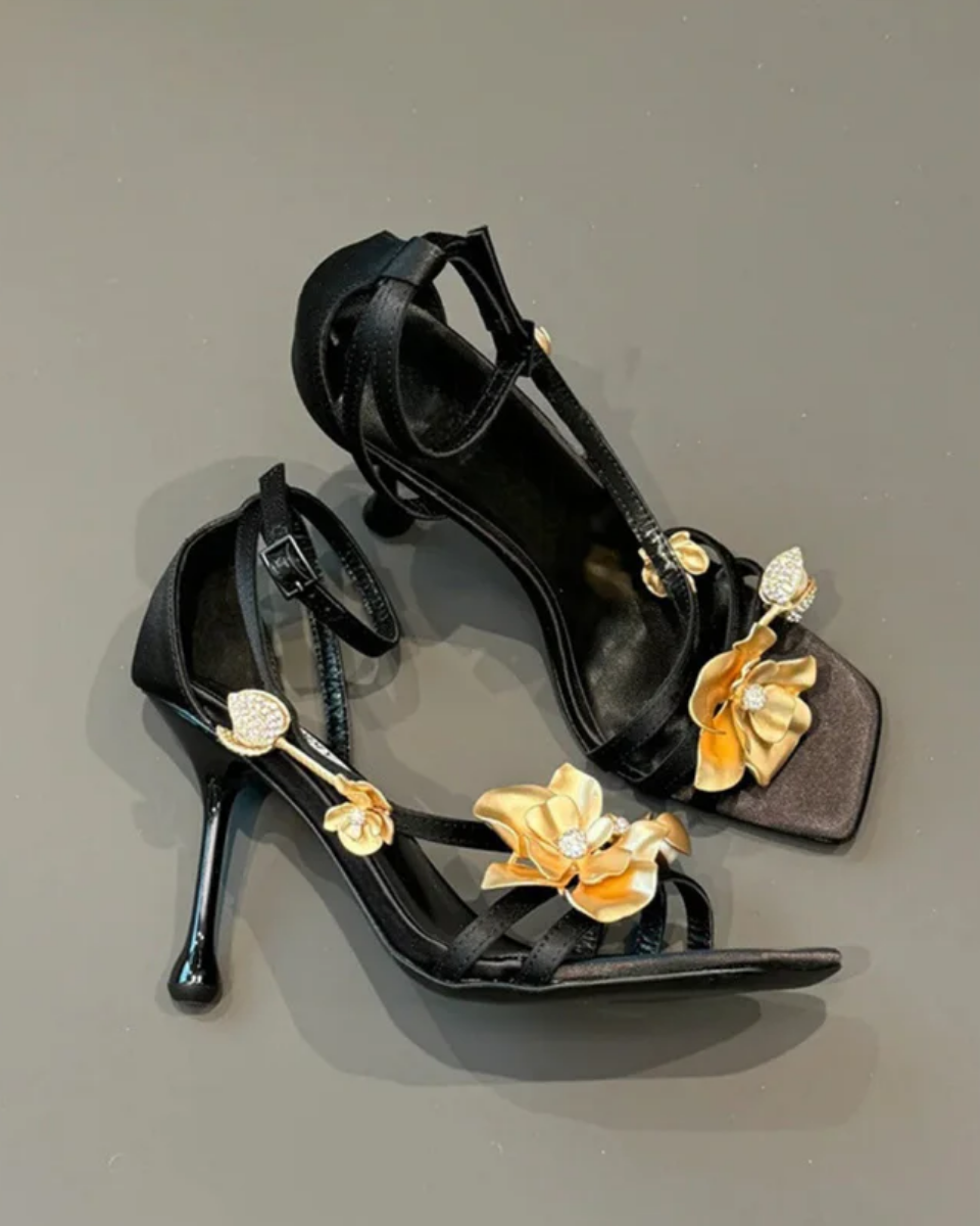 Gabby –Konstrukcja paska T – Szpilki z ozdobnymi storczykami