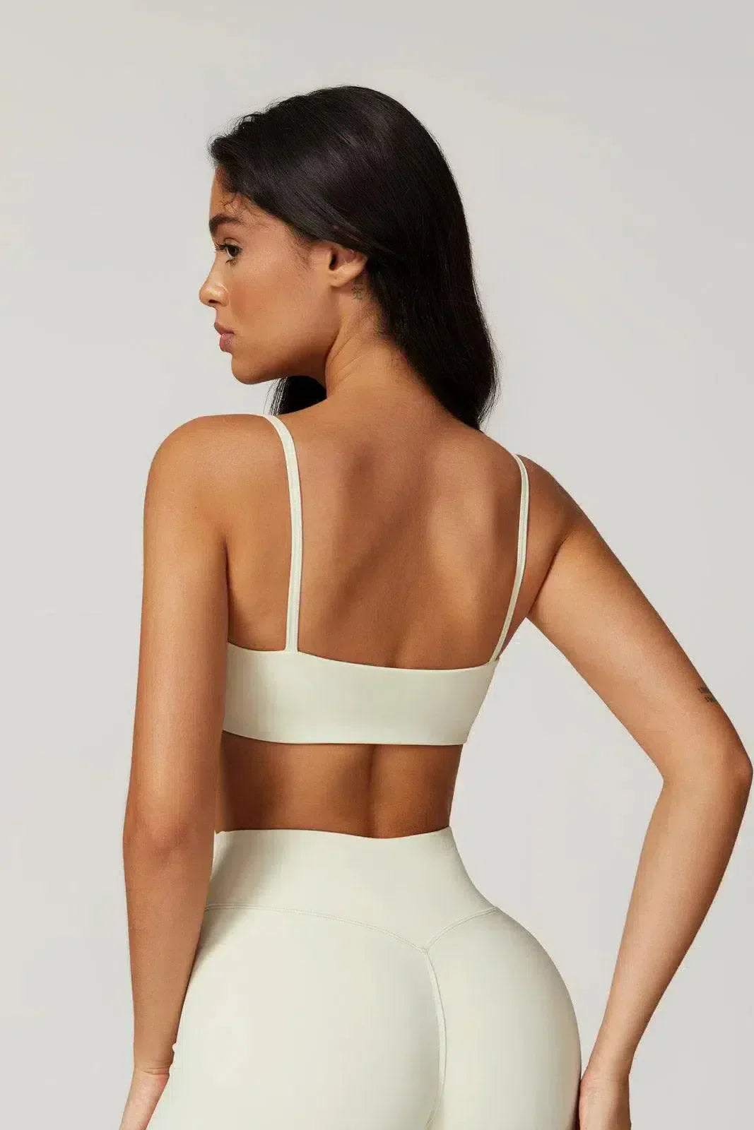 Idalia – Wysoki stan V – Zestaw sportowy top + szorty