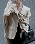 Iside – Asymetryczny kołnierz – Marynarka