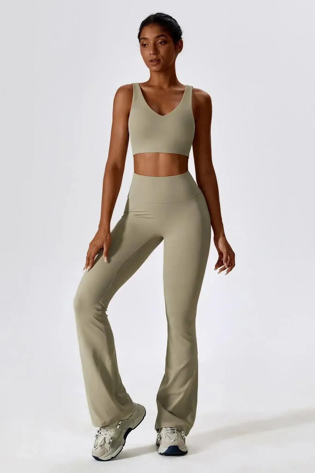 Mariuccia – Dekolt w łódkę – Zestaw biustonosz sportowy + rozkloszowane legginsy