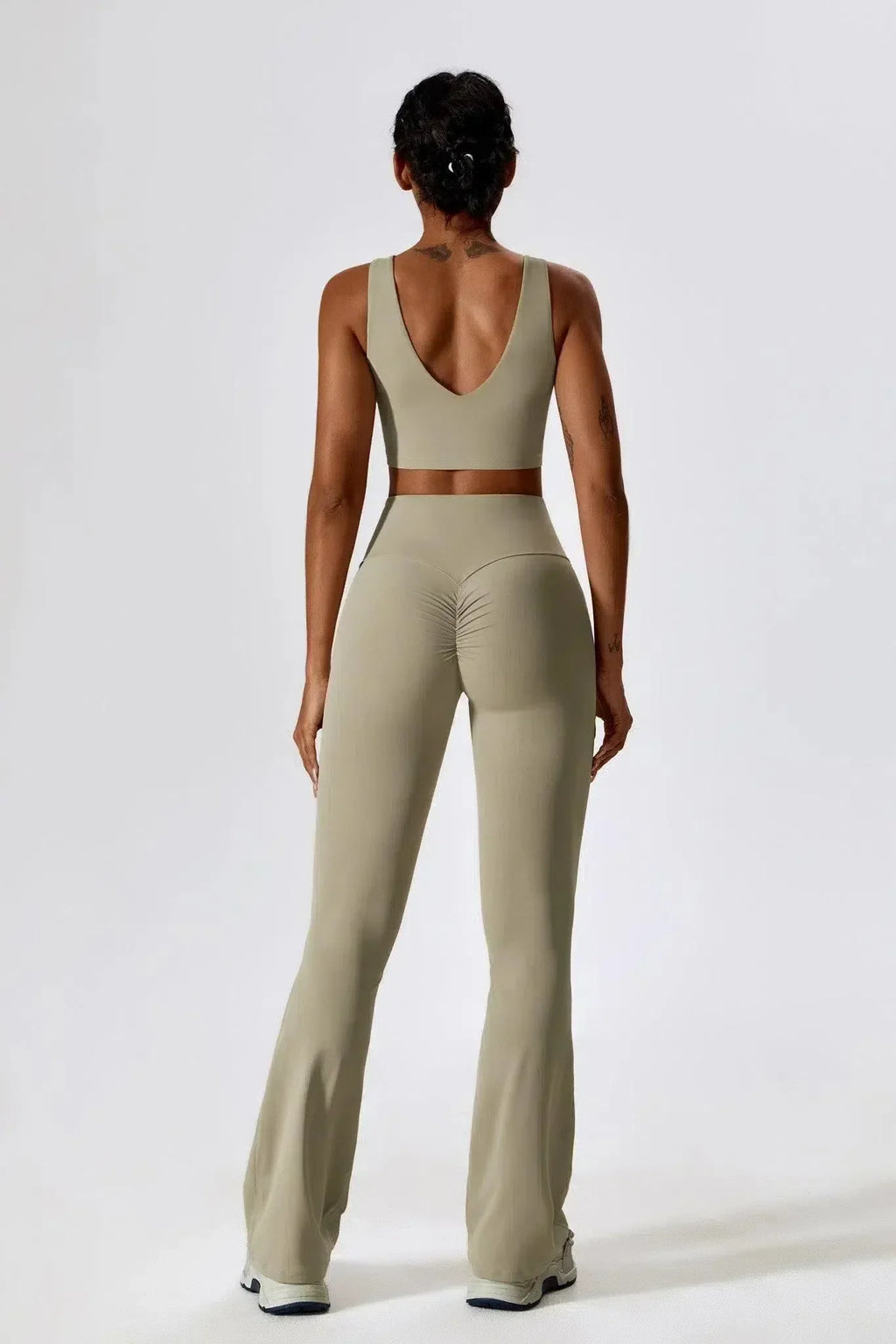 Mariuccia – Dekolt w łódkę – Zestaw biustonosz sportowy + rozkloszowane legginsy