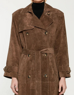 Mariza – Zamszowy trencz – Dwurzędowy krój z paskiem