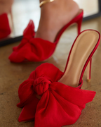 Melodia – Slip-on design – Mule na obcasie z dużą kokardą