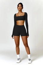 Niamh – Dekolt U – Krótki top sportowy z długim rękawem