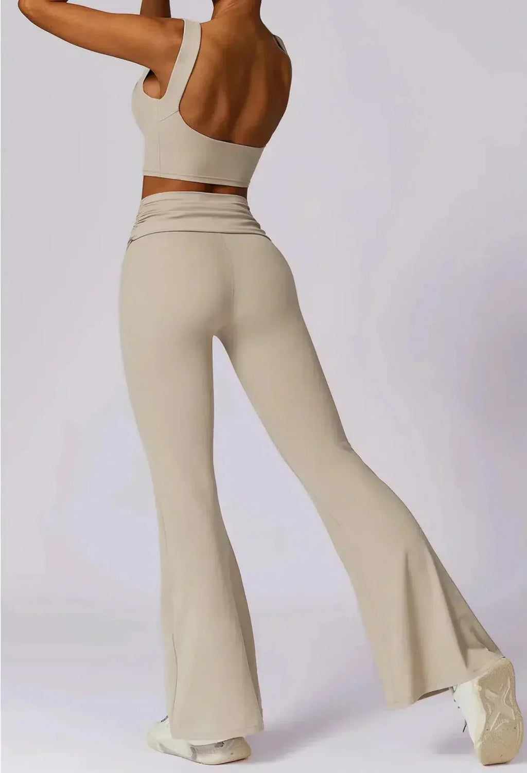 Renata – Top z wkładkami – Rozkloszowany zestaw sportowy